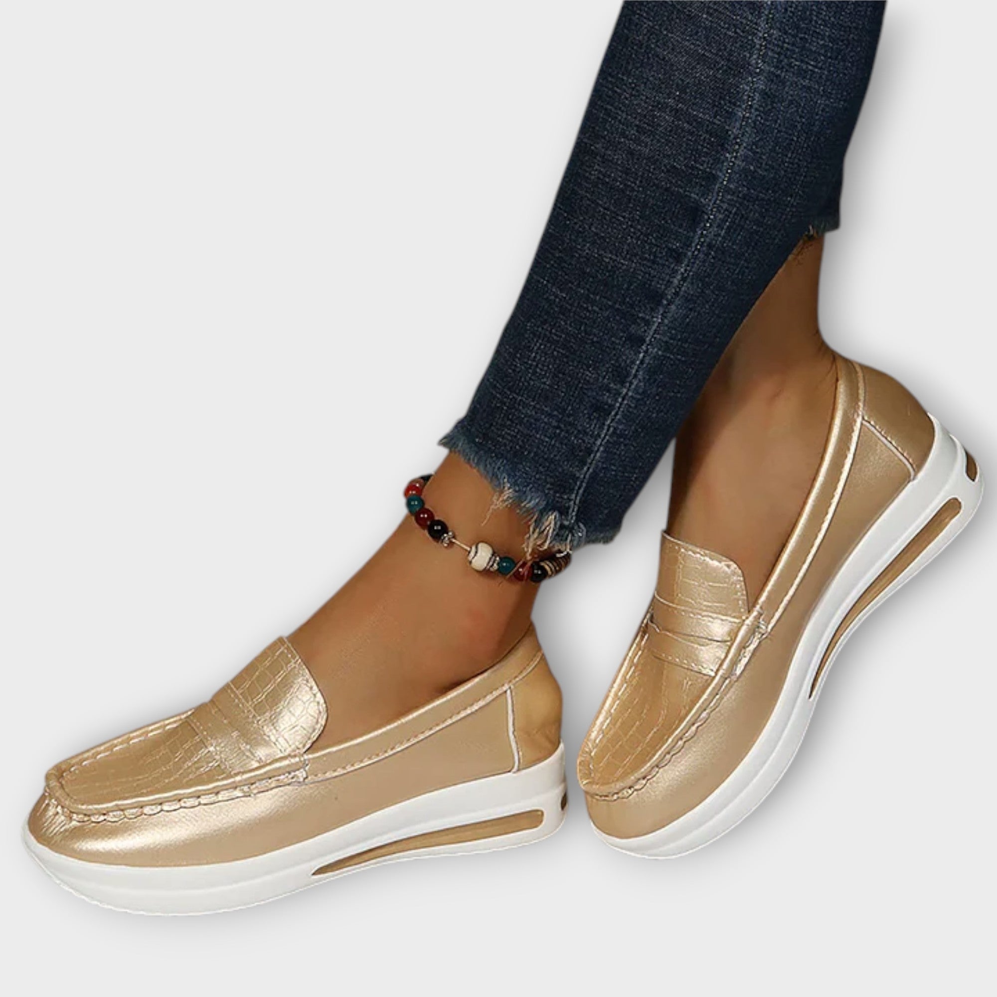 Annegret - Mocassins en cuir verni doré