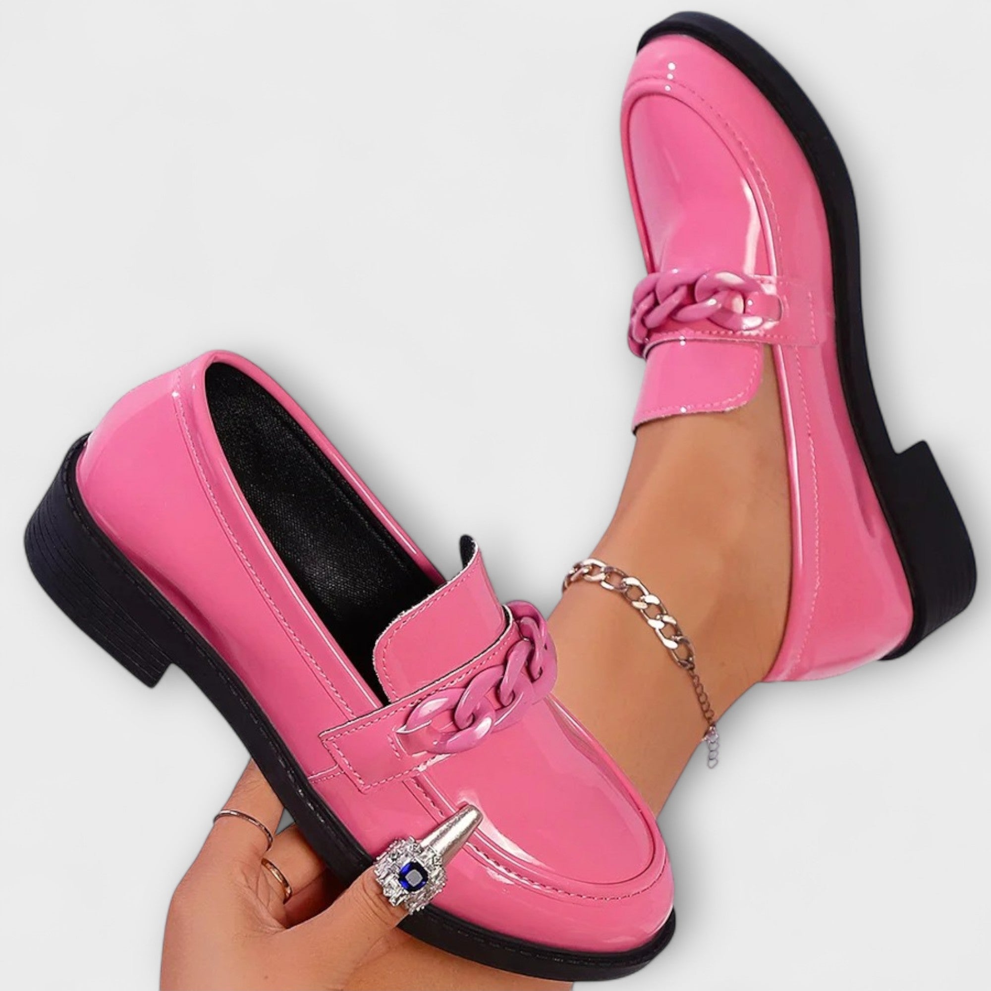Liesel - Mocassins en cuir verni rose avec chaînette