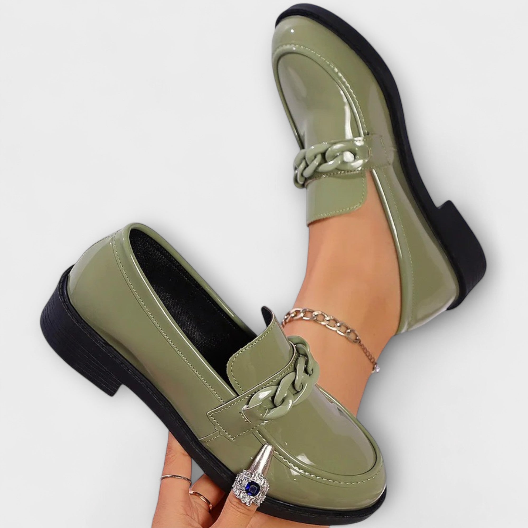 Liesel - Mocassins en cuir verni rose avec chaînette